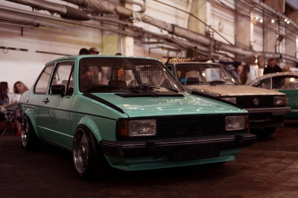 L'élégance épurée : icônes de style et tenues inspirantes pour la femme minimaliste